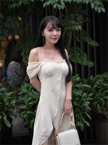 售楼女子卖房的视频