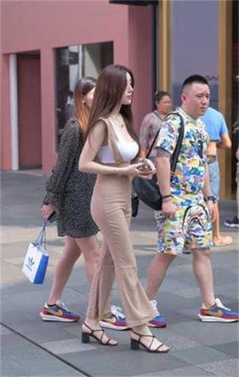 裤子脱到膝盖趴到刑凳上