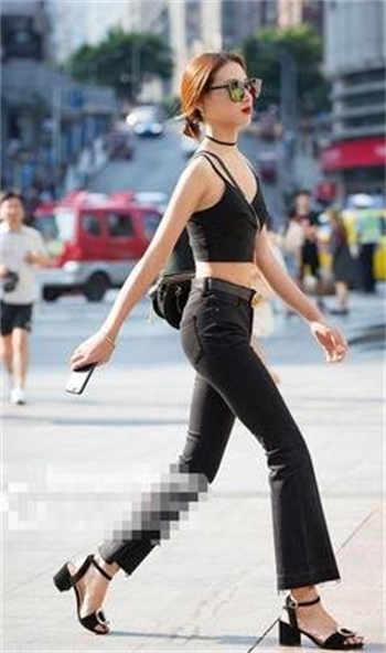 开门接外卖被看光