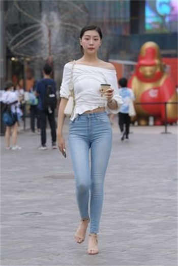 房产中介陪女客户看房