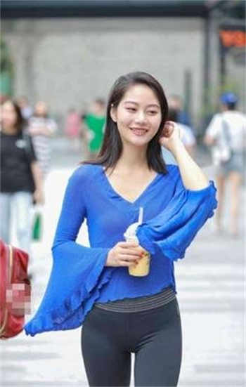 姨妈开车我和妈妈坐车后排