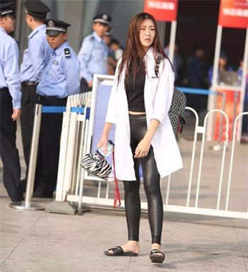 女老师和自己的学生打扑克