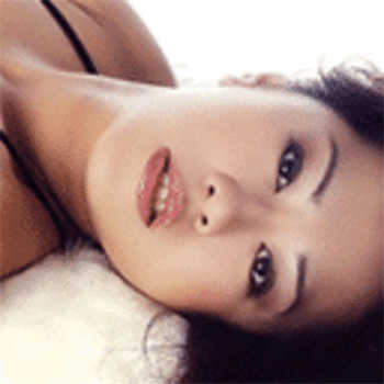 大狼狗趴在老婆的身上