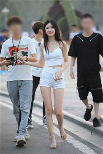 幸福一家人吃瓜